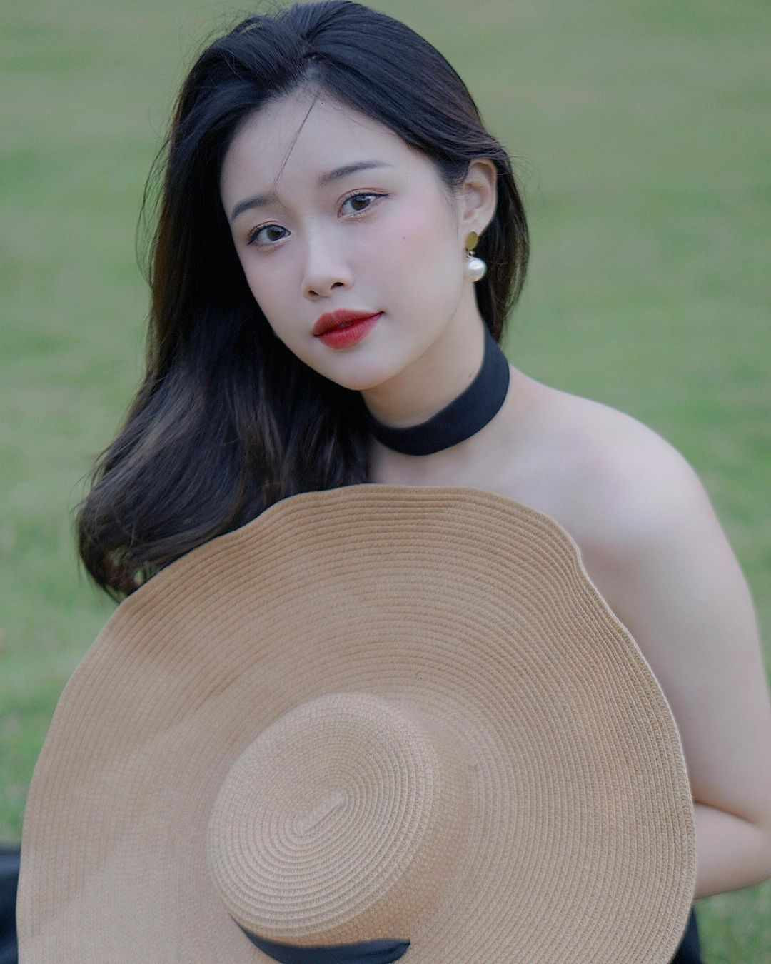 Theo dõi trang cá nhân của Nhung Bum nhiều người suy đoán rằng, người yêu của nàng hot girl dẫu không nổi tiếng nhưng là người luôn gần gũi, yêu chiều, chăm sóc cô nàng như công chúa nhỏ khiến cô cảm thấy tin tưởng và an toàn khi bên cạnh.