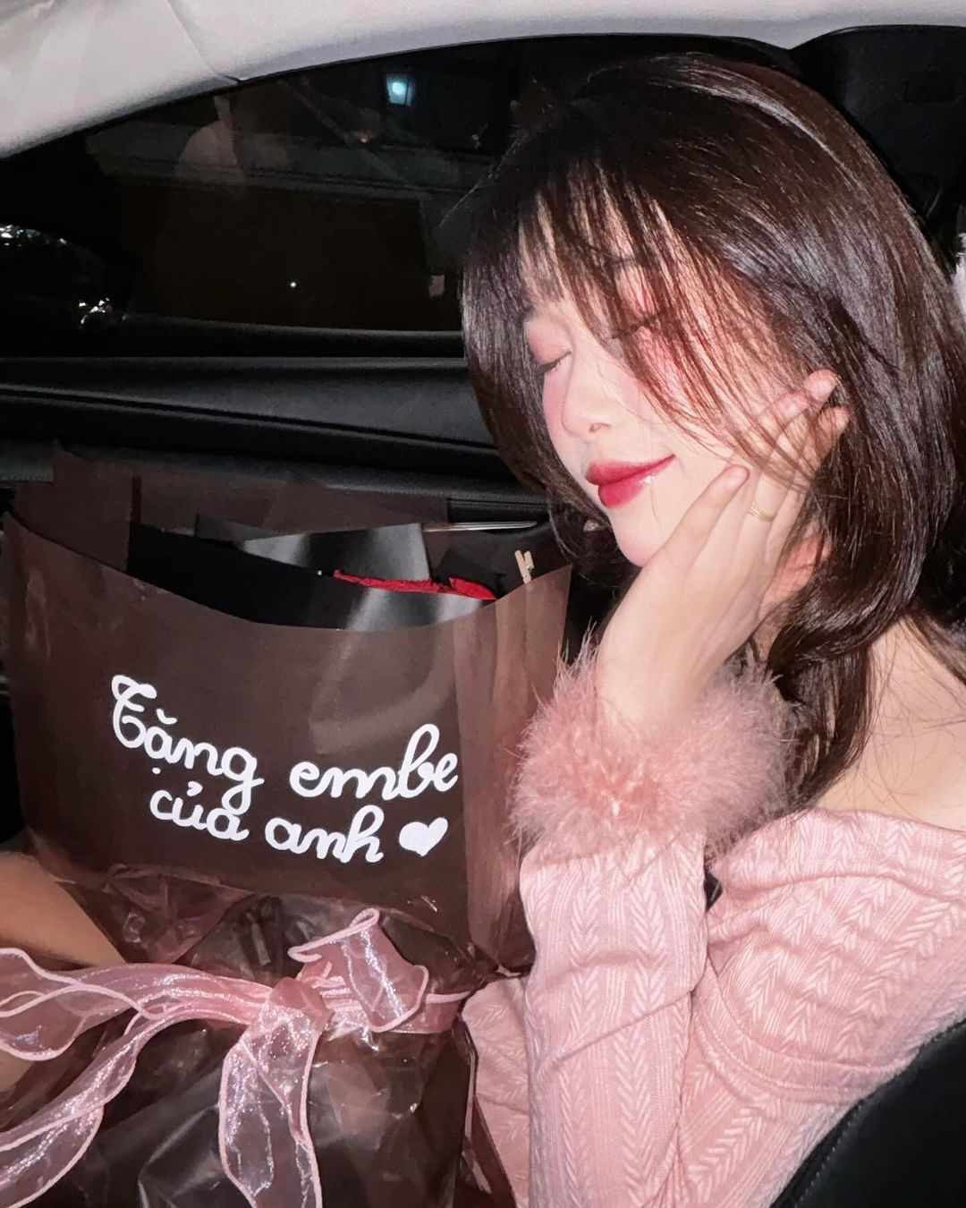 Điều đặc biệt, đóa hoa được Nhung Bum khoe có dòng chữ: "Tặng em bé của anh".