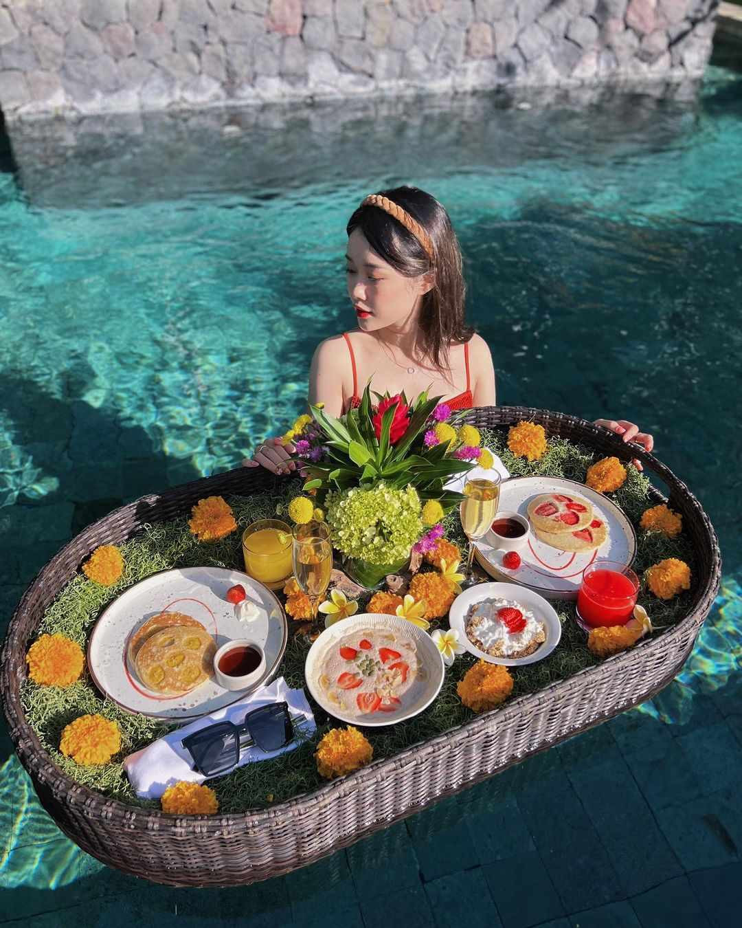 Không ít lần fan thấy Nhung Bum diện những thiết kế từ thương hiệu thời trang của Văn Toàn như một cách ủng hộ người bạn cũ và thể hiện tình bạn tốt đẹp của cả hai.