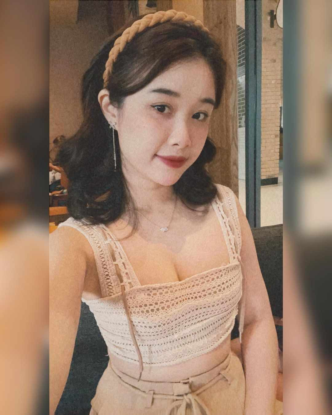 Khởi đầu là một fan nữ sở hữu ngoại hình xinh đẹp, Nhung Bum dần được đông đảo công chúng biết đến khi là người bạn gái đã đồng hành cùng tiền đạo Nguyễn Văn Toàn trong suốt 6 năm tuổi trẻ từ lứa U19 đến khi trở thành tuyển thủ Quốc gia nổi tiếng.