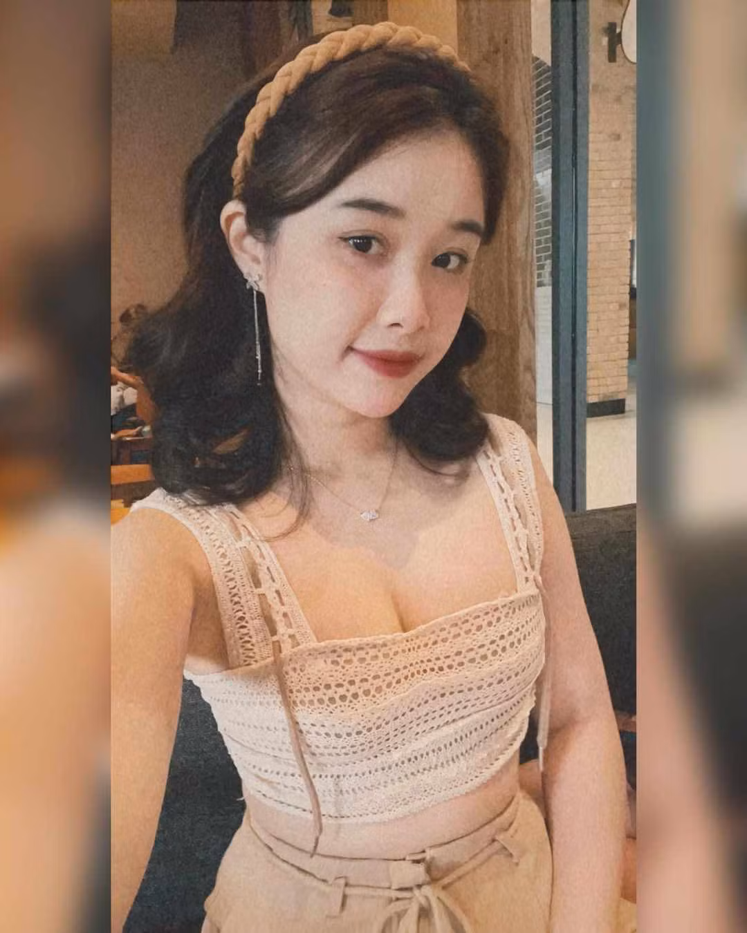 Khởi đầu là một fan nữ sở hữu ngoại hình xinh đẹp, Nhung Bum dần được đông đảo công chúng biết đến khi là người bạn gái đã đồng hành cùng tiền đạo Nguyễn Văn Toàn trong suốt 6 năm tuổi trẻ từ lứa U19 đến khi trở thành tuyển thủ Quốc gia nổi tiếng.