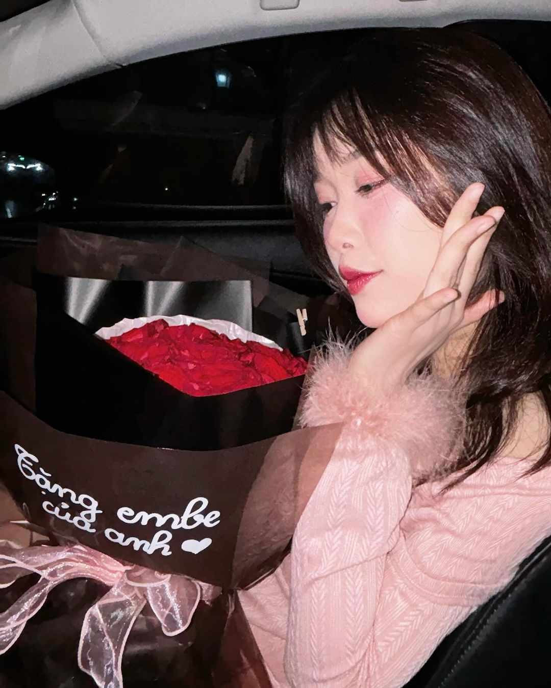 Hình ảnh của Nhung Bum ngay sau đó được netizen truyền tay nhau. Thậm chí nhiều người cho rằng cô nàng đã có người mới sau khi chia tay với tiền đạo đang thi đấu cho CLB Thép xanh Nam Định.