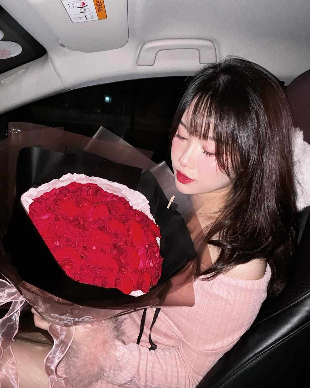 Gần đây, trong một chia sẻ cùng người hâm mộ thông qua story của Instagram, hot girl Nhung Bum - bạn gái cũ cầu thủ Nguyễn Văn Toàn bất ngờ chia sẻ bức ảnh được tặng hoa.