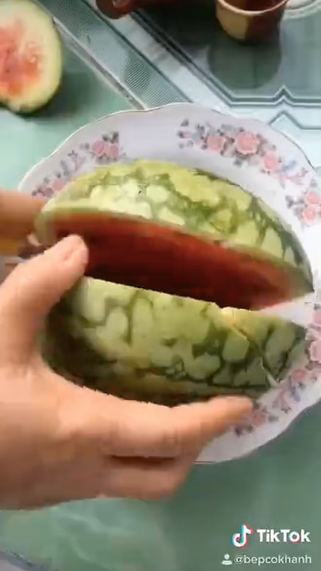 Sau khi thu hoạch, chủ nhân của clip quyết định bổ chiến lợi phẩm của mình.