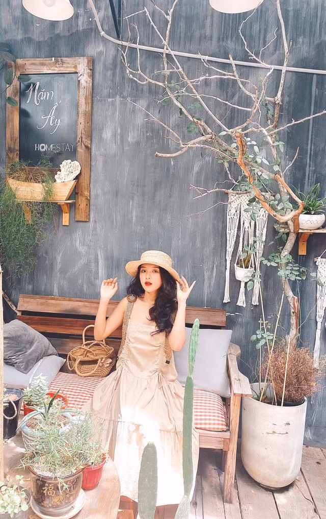 Trên trang cá nhân của mình, Trúc Lâm thường xuyên đăng tải những bức ảnh vô cùng xinh đẹp với guu thời trang linh hoạt.