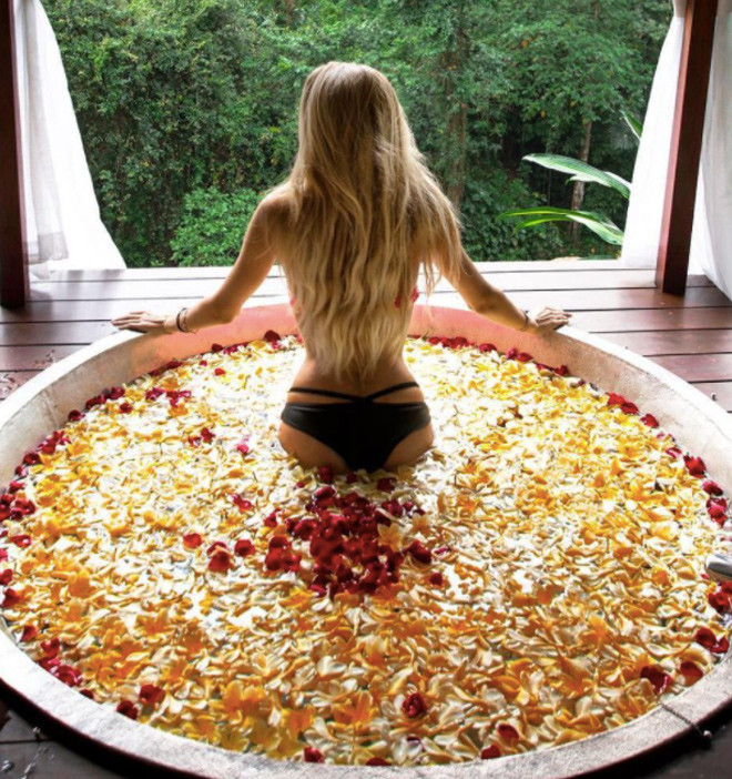 Cô gái 23 tuổi được hàng triệu người biết tới bởi vẻ đẹp hoàn hảo. Và trong cuộc bầu chọn của website Busted Coverage năm 2017, Alica được bầu là "Nữ VĐV quyến rũ nhất hành tinh".