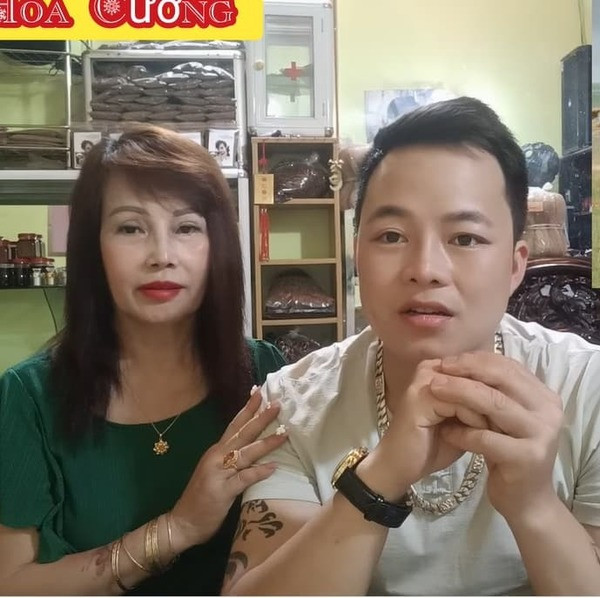 Bẵng đi một thời gian, dân mạng thấy hai vợ chồng cô dâu 62 tuổi im ắng hơn trên mạng xã hội. Tuy nhiên cũng vì đột nhiên “mất hút” mà dần có những tin đồn không hay liên quan.