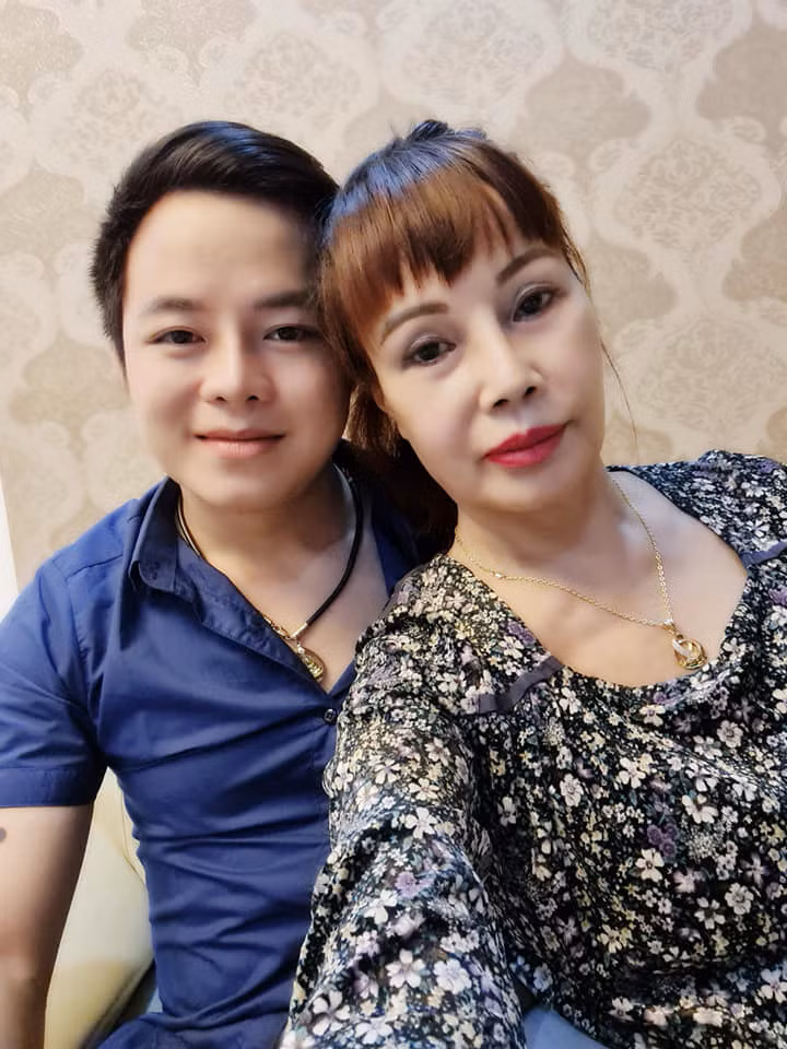 Theo đó, chồng chị Thu Sao cho biết: “Đã rất lâu rồi mình không có thời gian để đăng video về cuộc sống hàng ngày do công việc của hai vợ chồng rất bận… Hôm nay hai vợ chồng mình làm video này để nói rằng chúng mình vẫn luôn khỏe mạnh. Khách du lịch lên Cao Bằng hàng ngày vẫn gặp chúng mình.”