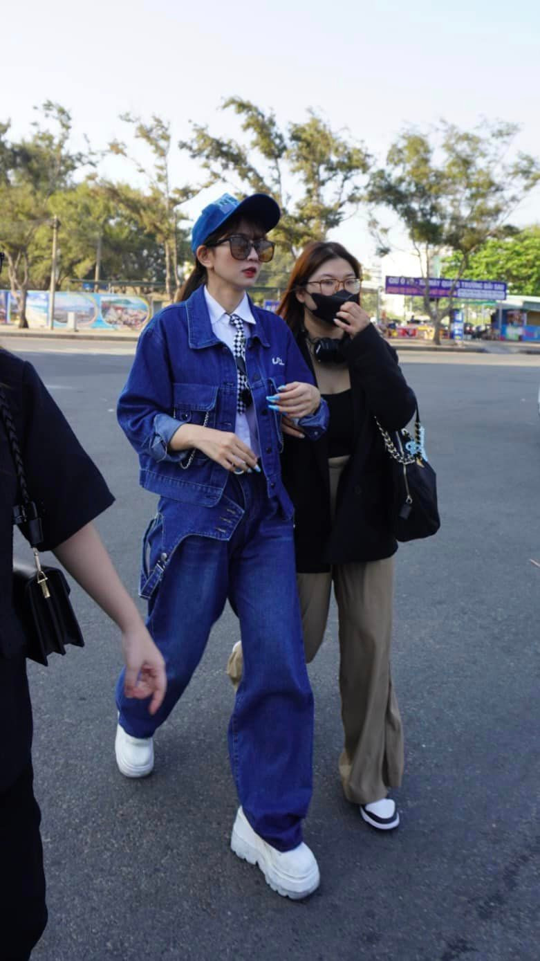 Mới đây trên trang cá nhân của mình, hot girl Lê Bống đăng ảnh khoe nhan sắc đỉnh cao cùng với phong cách thời trang cực chất.