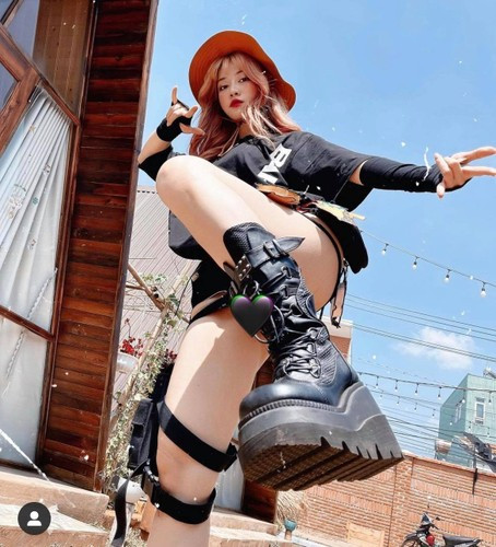 Được mệnh danh là "nữ thần phòng gym" bởi sở hữu body săn chắc, ấn tượng, Lê Bống tự tin lăng xê nhiều mốt thời trang bắt mắt.