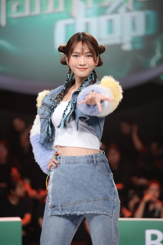 Tuy nhiên, sự thể hiện của Lê Bống qua trang phục luôn tạo nên những tranh cãi. Bên cạnh những lần mắc lỗi là nhiều lần mặc đẹp của cô.