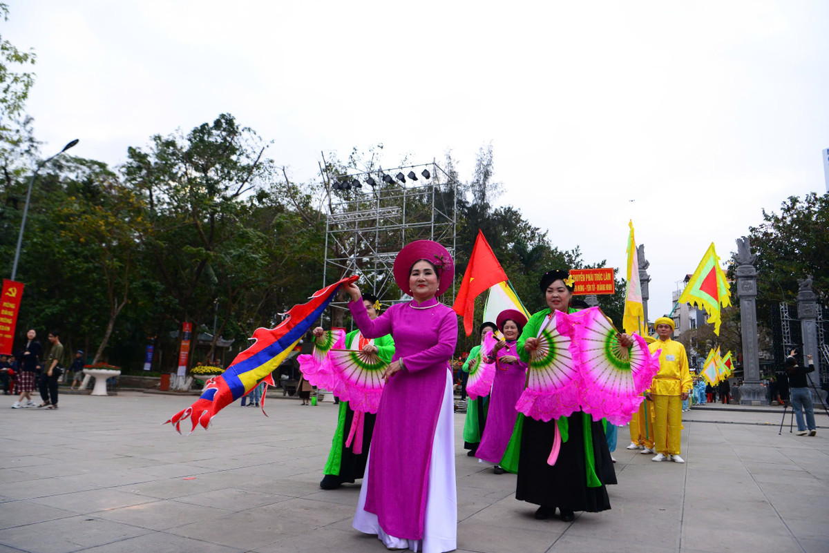 Đông đảo người dân và du khách thập phương tới dâng hương tại Lễ hội Gò Đống Đa.