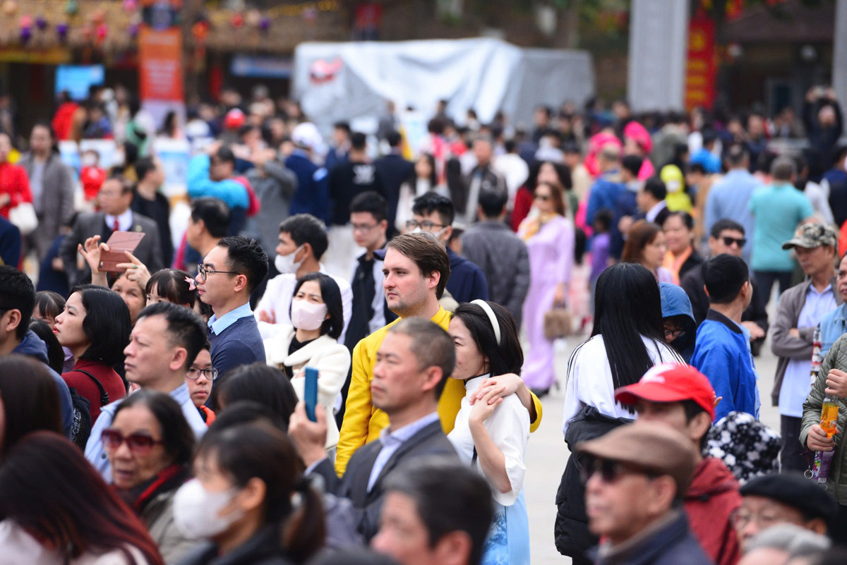 Người dân và du khách thập phương tới tham quan và trải nghiệm không gian văn hoá tại Lễ hội Gò Đống Đa.