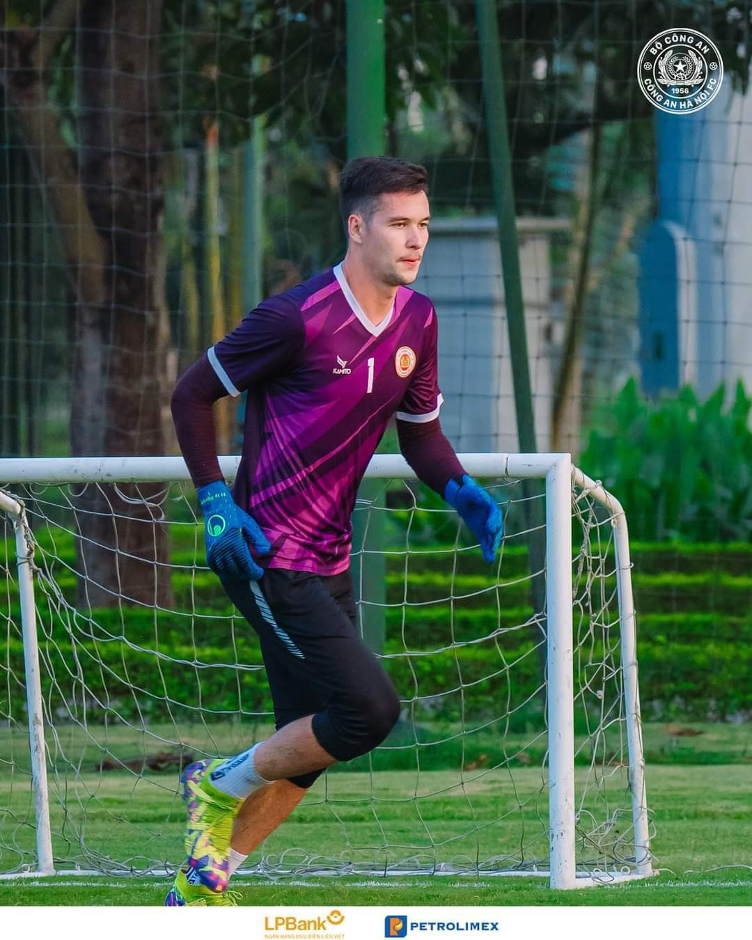 Tất nhiên, điều kiện đủ là thủ thành Việt kiều này cần đáp ứng chuyên môn cũng như được HLV trưởng ĐTQG Việt Nam chọn lựa.