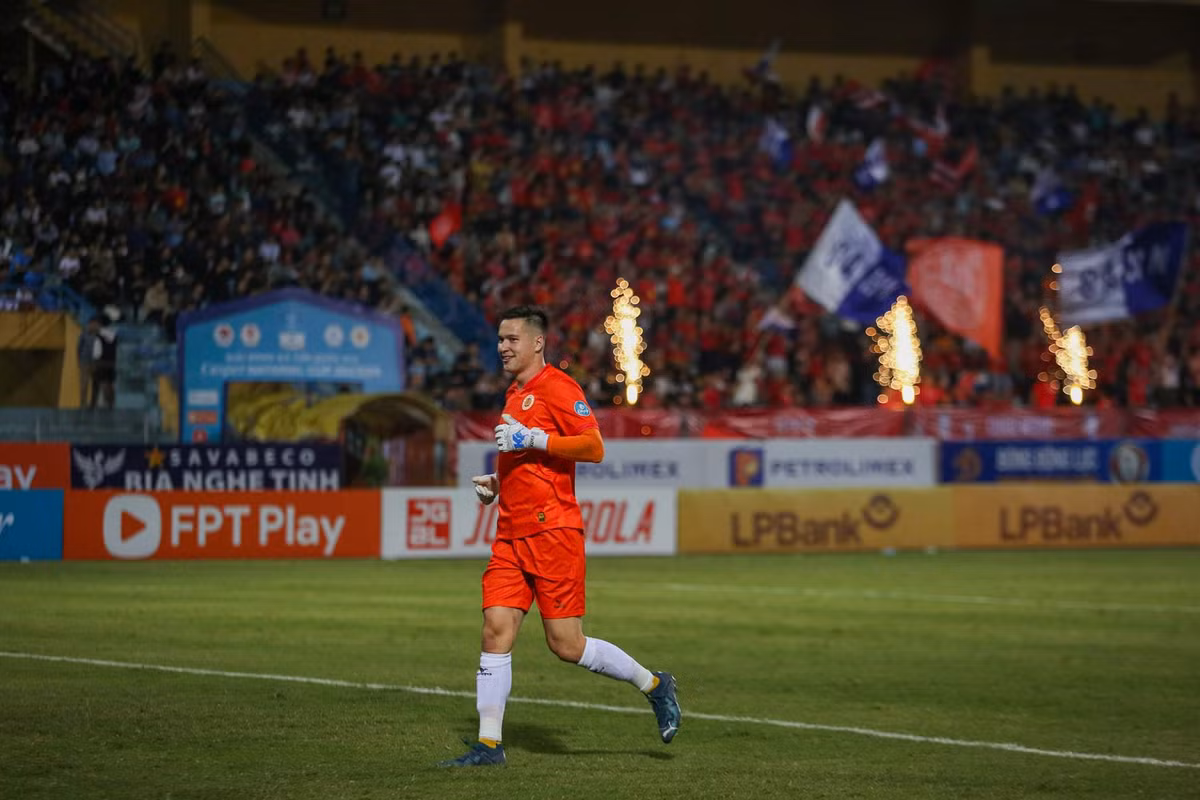 Trong vài năm trở lại đây, Filip Nguyễn đã bày tỏ nguyện vọng được chơi cho ĐTQG Việt Nam. Từ mong mỏi, anh quyết tâm cụ thể hóa bằng việc trở về V.League thi đấu cho CLB Công an Hà Nội kể từ tháng 6 vừa qua.