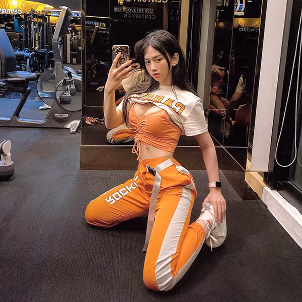 Mới đây, hot girl Lê Bống lại tiếp tục "đốt mắt" cộng đồng mạng bằng bức ảnh mặc áo yếm hóa cô Tấm, nhưng điểm đáng chú ý lại là vòng 3 căng tràn của cô nàng.