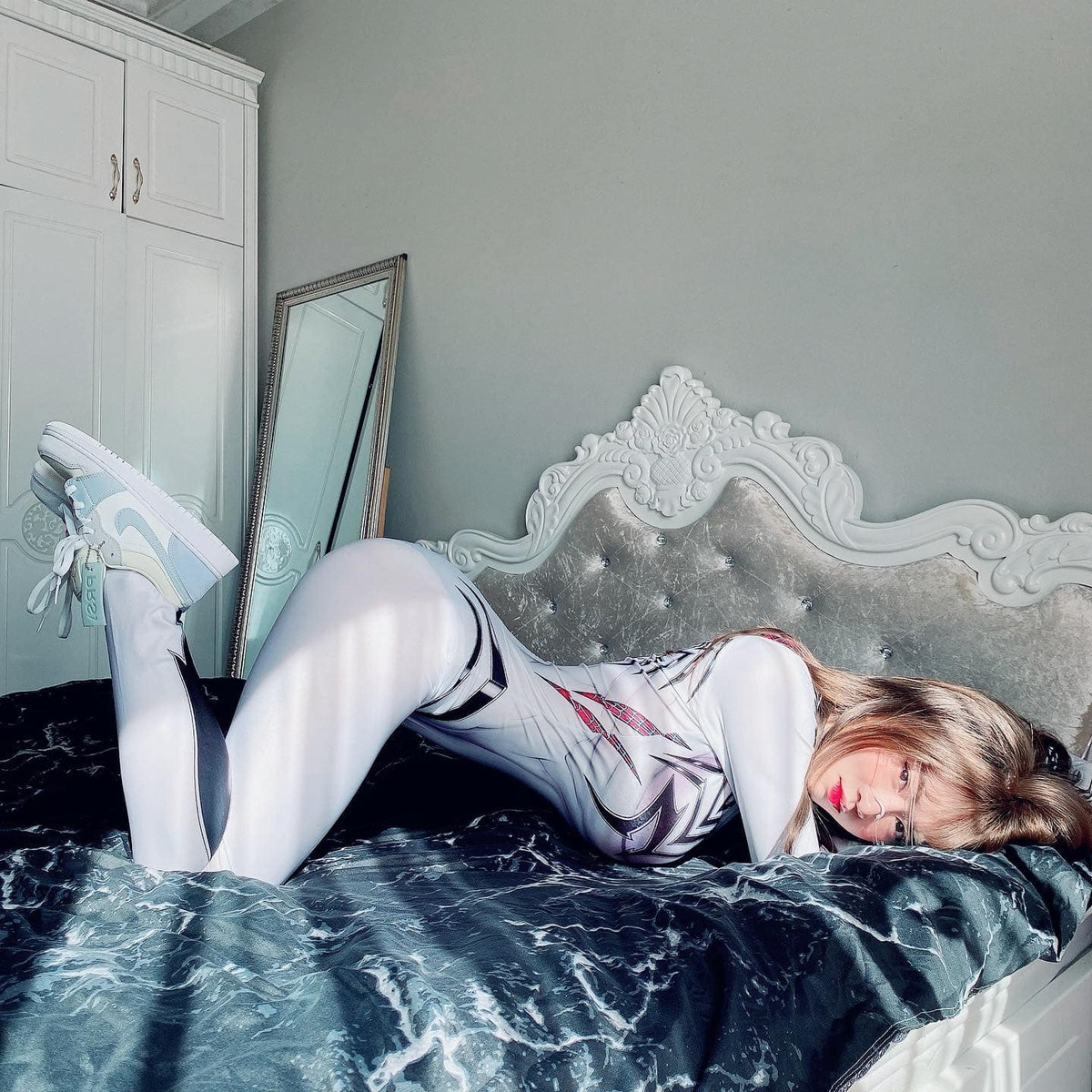 Từ việc sở hữu thân hình siêu nóng bỏng cùng gương mặt gợi cảm cho tới việc tham gia đóng một bộ phim ngắn, MV ca nhạc, Lê Bống lại được nhắc tới nhiều hơn nữa sau lần lên sóng truyền hình với bộ trang phục Pikachu bó sát khoe trọn đường cong của cơ thể.