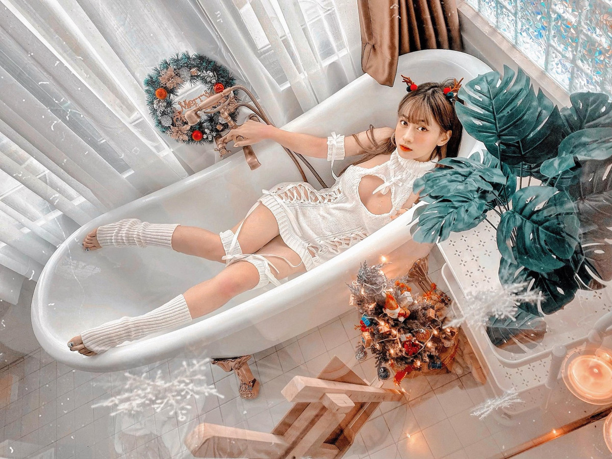  Hot girl Lê Bống bất ngờ trở nên siêu hot trở lại và gần như mọi hành động, hình ảnh mới của cô nàng đều được cộng đồng mạng quan tâm, chú ý rất nhiều.