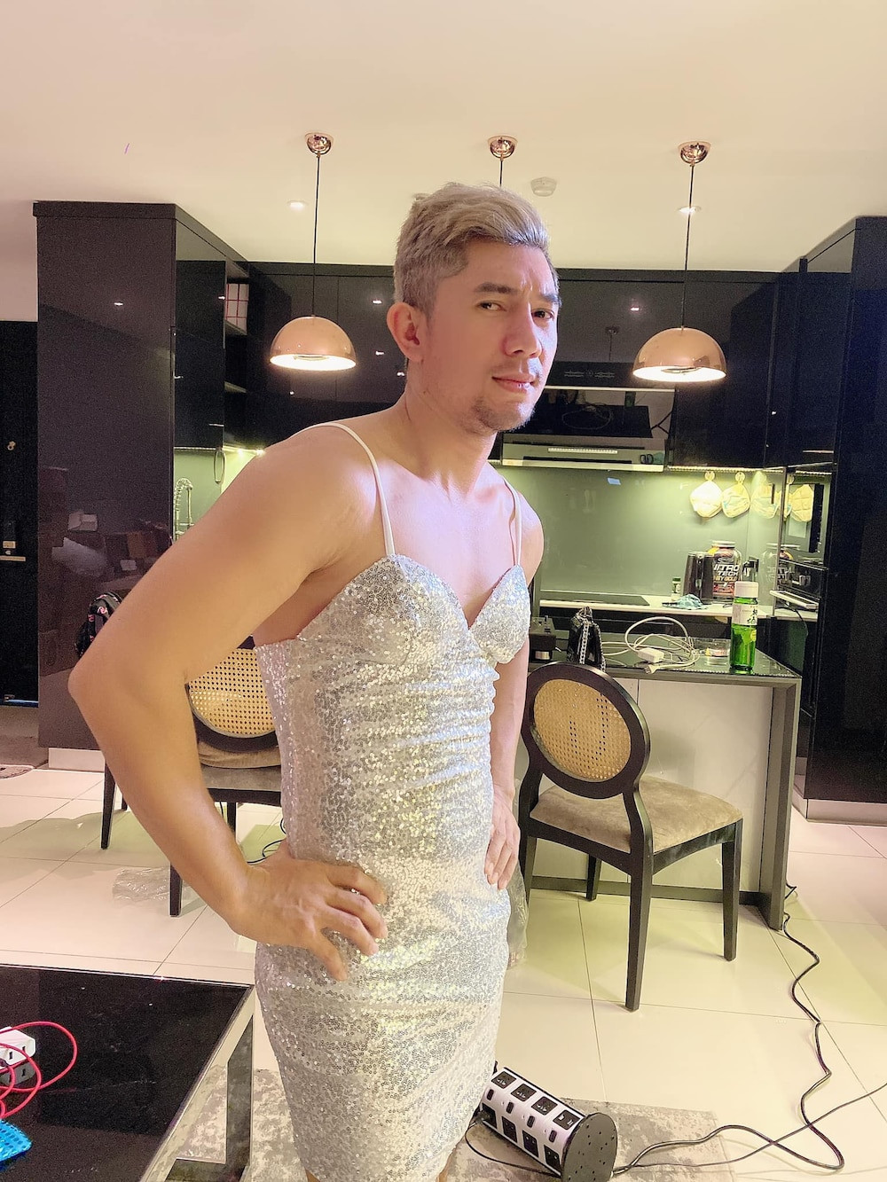 Ngay lập tức, bức ảnh của Lương Bằng Quang diện đầm lấp lánh của hot girl Ngân 98 khiến dân mạng dậy sóng.