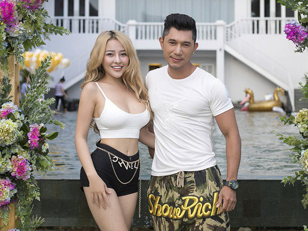 Nhìn hình ảnh Lương Bằng Quang trong bộ váy kim tuyến hai dây mỏng manh ai nấy đều ngỡ ngàng.