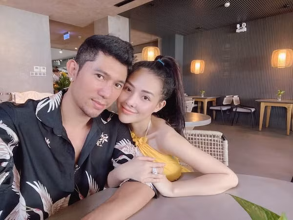 Chính những hành động bị đánh giá "thách thức" dân mạng, Ngân 98 càng trở thành tâm điểm chú ý và chỉ trích của nhiều người.