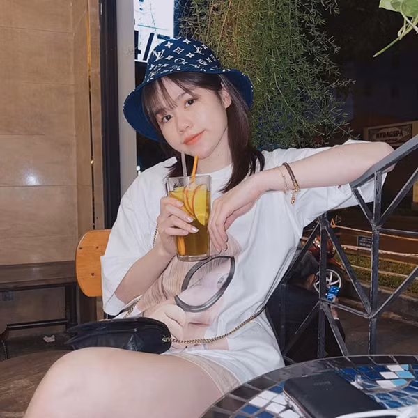 Bên dưới bài viết, Huỳnh Anh bổ sung thêm lý do vì sao bị mất tài khoản: "Tình hình là tháng 2 Huỳnh Anh có giao tài khoản Instagram cho 1 anh để làm tick xanh. Sau tầm 1 tuần thì Huỳnh Anh bị out khỏi tài khoản. Đăng nhập vào thì bị bắt xác nhận số điện thoại (đã được thay đổi)...