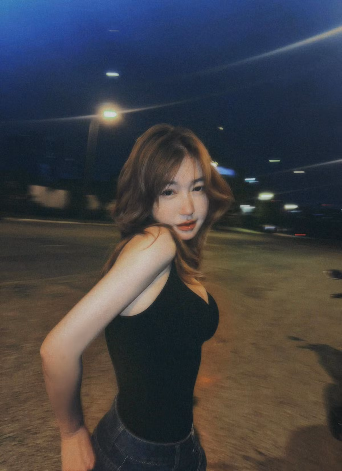 Elly Trần từng chia sẻ, cô ở thời điểm hiện tại tích cực ăn chay, rèn luyện thể thao, chăm sóc cơ thể và không ngại chia sẻ những hình ảnh nóng bỏng trên mạng xã hội.