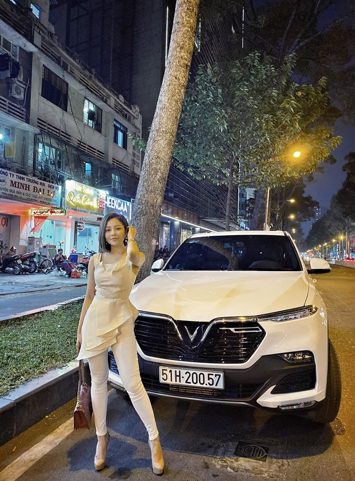 Cụ thể, hot girl Thanh Hóa viết: "Mọi người kỳ ghê. Mình đi tập thể dục lúc 6h sáng, không tiếp xúc với ai và thời gian này cũng chẳng có mấy người ngoài đường thì liên quan, ảnh hưởng gì đâu mà cứ kêu mình ở nhà đi".