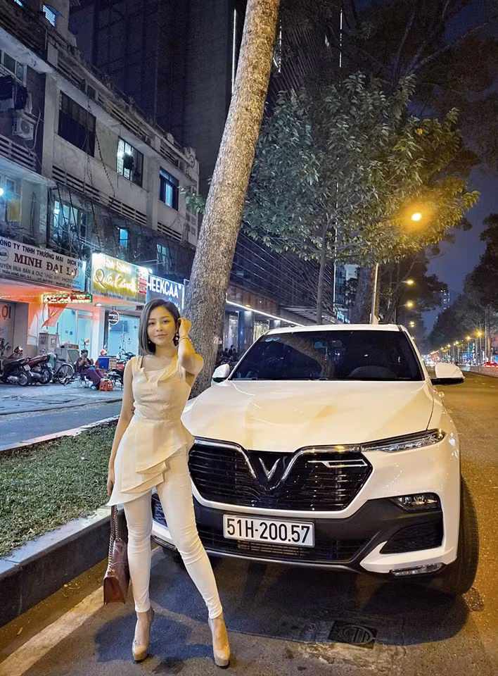 Cụ thể, hot girl Thanh Hóa viết: "Mọi người kỳ ghê. Mình đi tập thể dục lúc 6h sáng, không tiếp xúc với ai và thời gian này cũng chẳng có mấy người ngoài đường thì liên quan, ảnh hưởng gì đâu mà cứ kêu mình ở nhà đi".