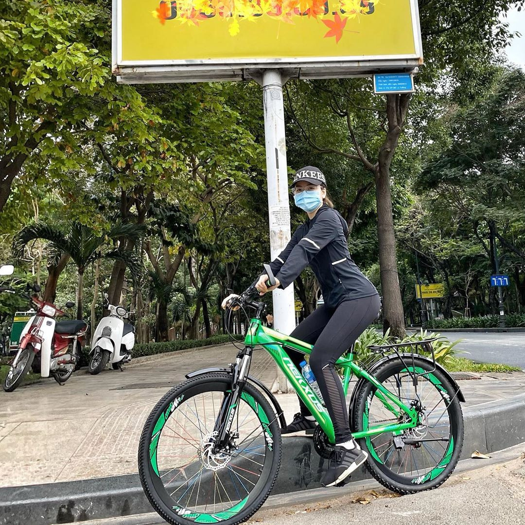 Dù có mang khẩu trang, đeo kính bảo vệ... nhưng việc hot girl 9X Trâm Anh ra đường mỗi ngày giữa thời điểm dịch bệnh COVID-19 đang có diễn biến phức tạp khiến nhiều người phản ứng và cho rằng, cô thiếu tôn trọng lời chỉ đạo của các lãnh đạo nhà nước và coi thường sức khỏe những người xung quanh.