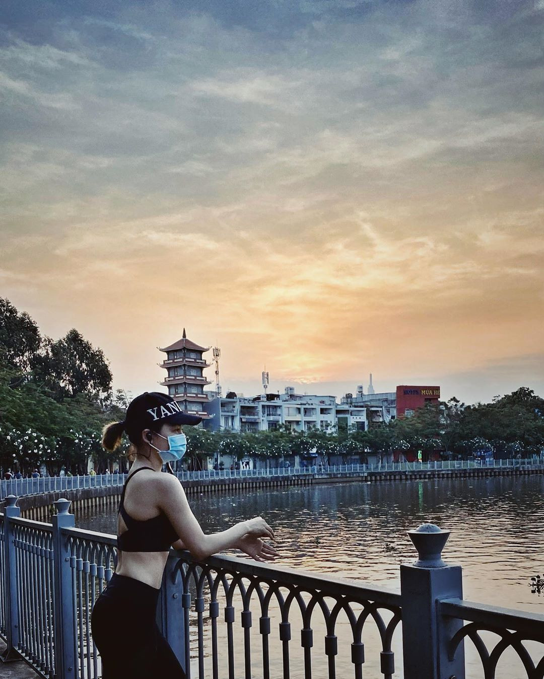 Dưới những bức ảnh đăng tải tập thể dục ngoài đường mùa COVID-19 của Trâm Anh, dân tình để lại bình luận như: "Ở nhà đi, đừng ra đường nhiều thế", "Chính phủ liên tục thông tin khuyến cáo hạn chế ra đường, cô lại đi mỗi ngày thế à", "Không giữ sức khỏe cho mình thì cũng nghĩ đến người khác chứ", "Hạn chế ra đường mùa dịch đi nào"...