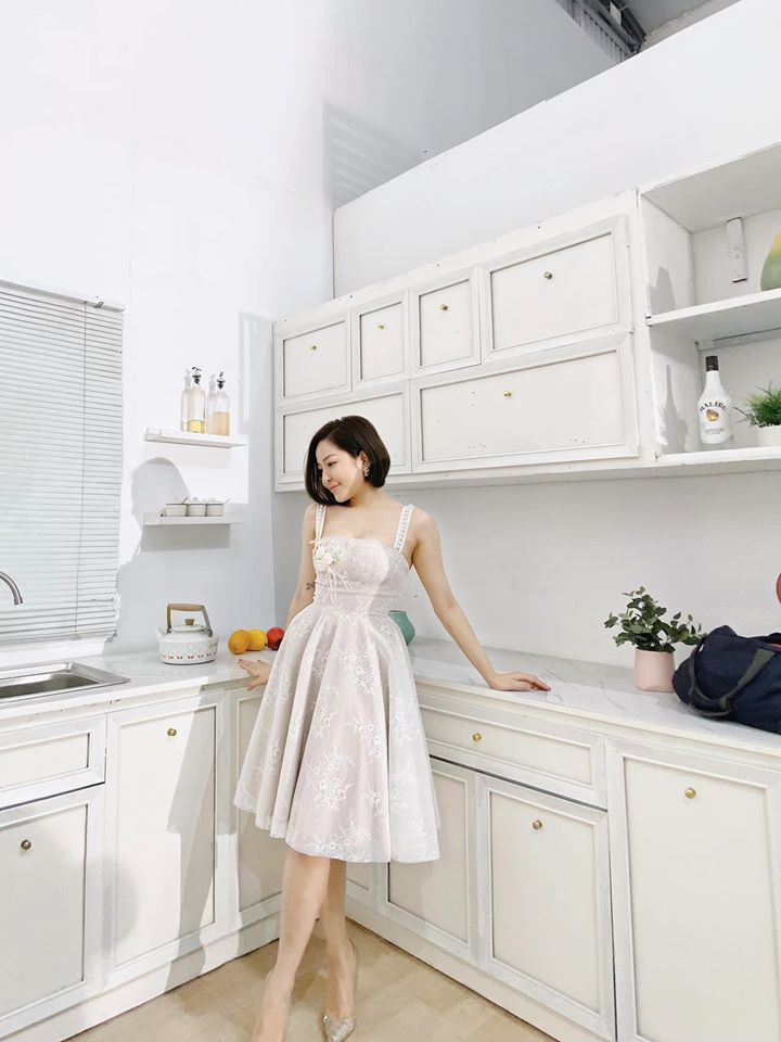 Trâm Anh tham gia chương trình "Nóng cùng World Cup" và được chú ý với gương mặt xinh như búp bê. Kế đó, cô nàng đồng ý hẹn hò cùng Pew Pew và nhận được nhiều sự quan tâm.