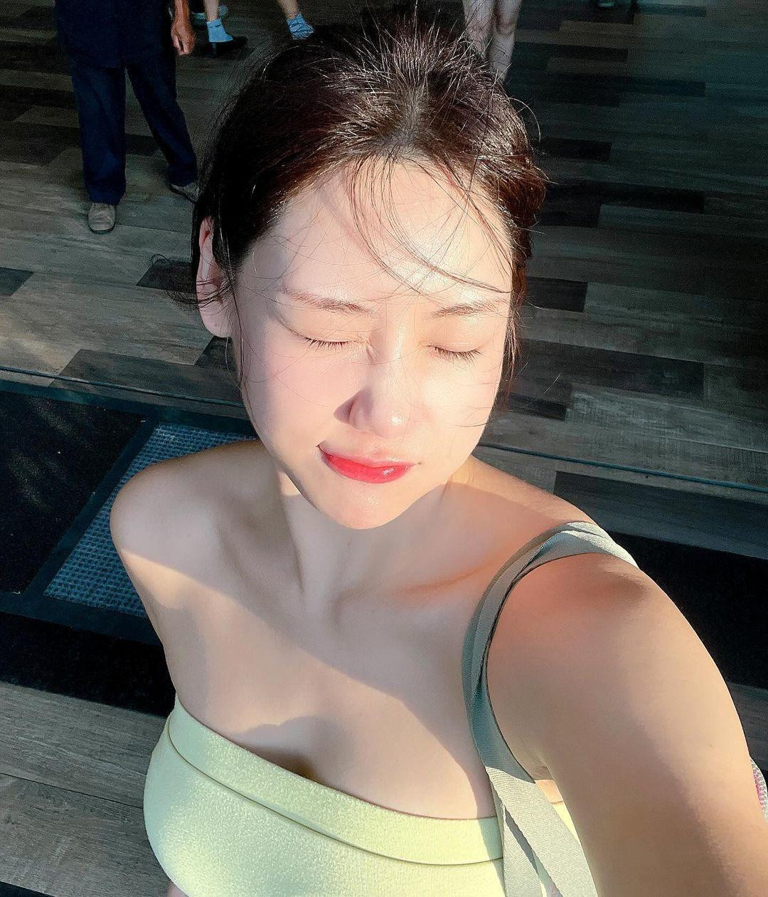 Với gym, Boram chủ yếu tập các bài tập ta tay, plank, chạy bộ trên máy,... Yoga giúp nàng hot girl ngoại cỡ này cải thiện độ dẻo dai, săn chắc và tăng sức bền cho cơ thể.