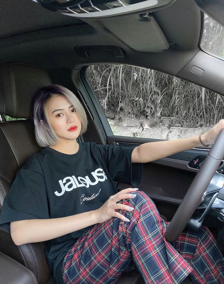 Nguyễn Lê Thảo Uyên, sinh năm 1997, tại Lâm Đồng. Cô nàng từng được nhiều người biết đến với nickname "hot girl võ thuật".