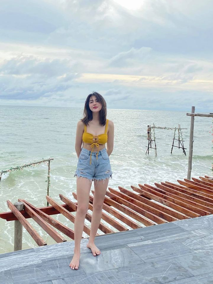 Thảo Uyên từng gây chú ý khi xuất hiện bên cạnh người bạn nổi tiếng là Huỳnh Anh (bạn gái cầu thủ Nguyễn Quang Hải). Sau đó, nhiều người đặt câu hỏi rằng liệu hot girl này có dựa hơi để "câu like".