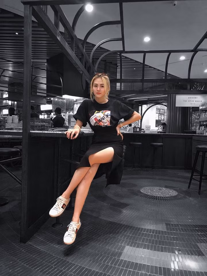 Đáp trả lại những lời bình phẩm về việc "nổi tiếng ké" của mình, Thảo Uyên thẳng thắn chia sẻ: "Em search Google coi chị là ai rồi hãy nói chị ké fame hay không nha".