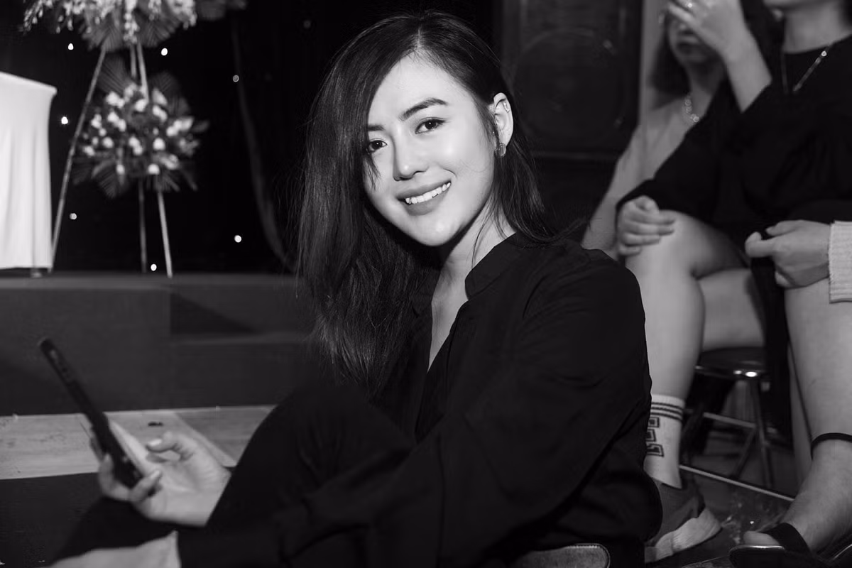 Có thể niềm đam mê của Thảo Uyên là tạo dáng ké bên xế xịn của người ta nhưng cũng chỉ cần vậy thôi là đủ để cô bạn có thể gây chú ý cho mọi người.