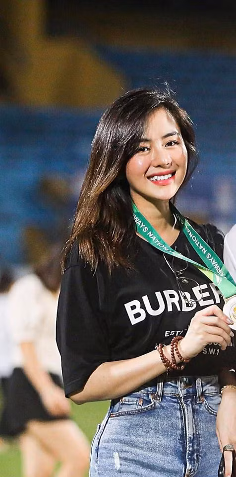 Trước đó, Thảo Uyên ũng đã cùng dịp khoe dáng bên cạnh chiếc Mercedes với dòng caption hài hước "Á chủ xe đến rồi chạy lẹ. Chụp ké xíu mà bị dí chạy té khói".