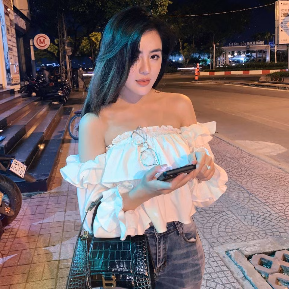 Thậm chí nhiều dân tình còn để lại bình luận dưới bài đăng của Thảo Uyên: "Thảo Uyên vẫn rất xinh đẹp, "đứng một mình cũng xinh" chứ đâu phải chỉ khi chụp ké xe sang".