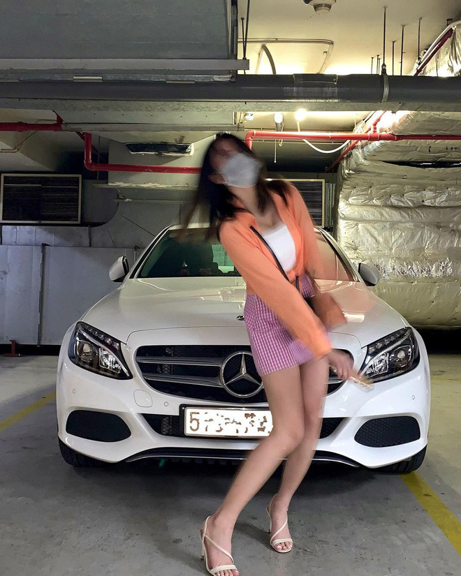 Đi kèm bức ảnh đọ dáng với Rolls Royce, Thảo Uyên còn để lại dòng trạng thái "Hometown".