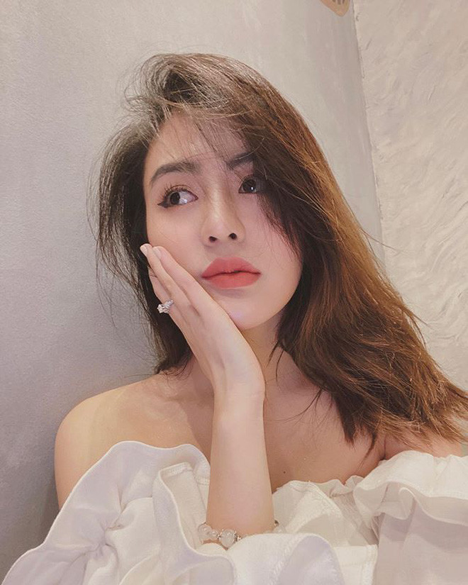 Dưới bình luận, Thảo Uyên nhanh chóng giải thích "Thấy bên đường đứng vào chụp ké thôi à".