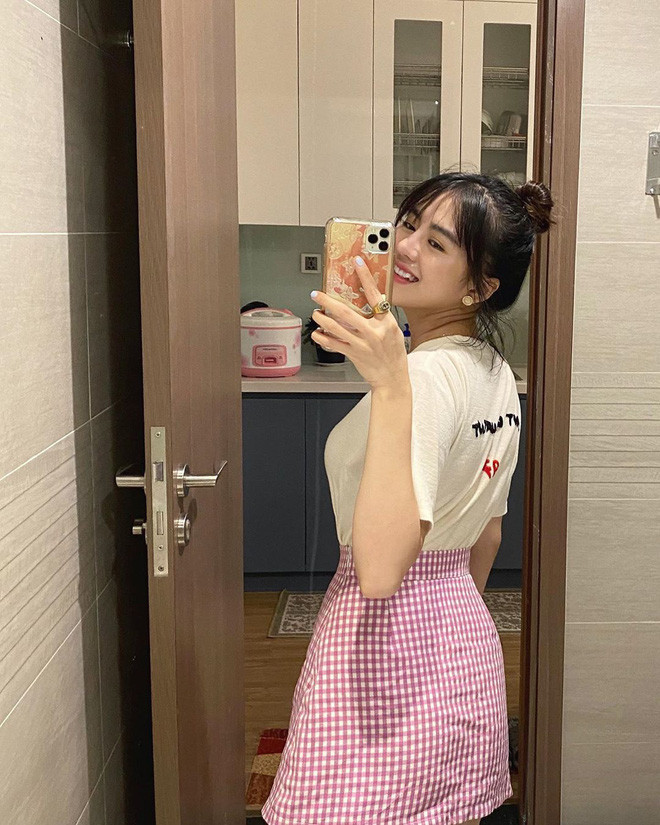 Được dịp dân mạng thi nhau vào hỏi thăm Thảo Uyên với độ hoành tráng của siêu xe. Điển hình nhất là câu: "Liệu siêu xe là của cô nàng này chứ?".