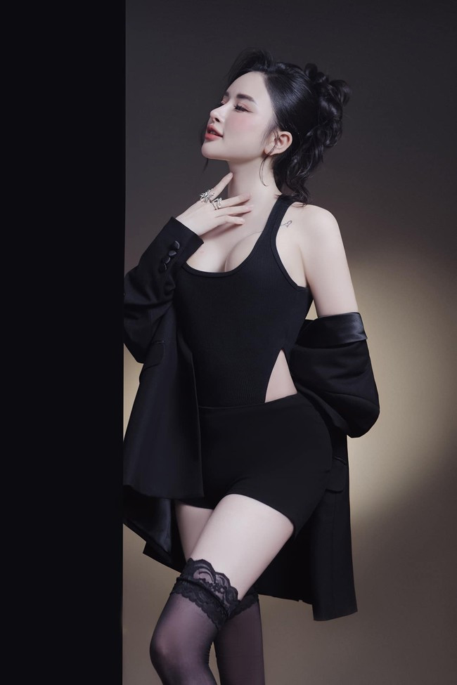 "Mọi người gọi điện, nhắn tin cho mình liên tục không kể ngày đêm. Đôi lúc cũng phiền nhưng mình vẫn cảm ơn sự quan tâm của mọi người dành cho gia đình mình", Phương chia sẻ.