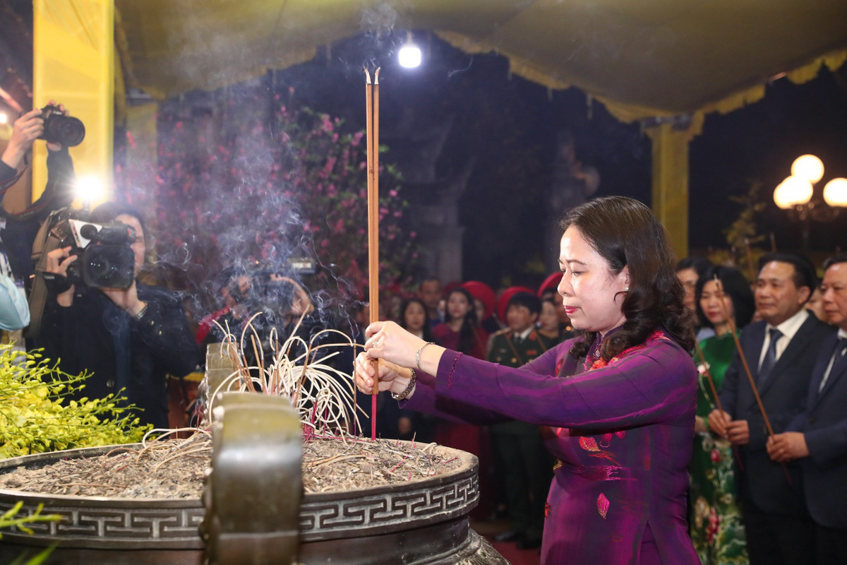 Phó Chủ tịch nước Võ Thị Ánh Xuân dâng hương đền Hai Bà Trưng Pho Chu tich nuoc Vo Thi Anh Xuan dang huong den Hai Ba Trung