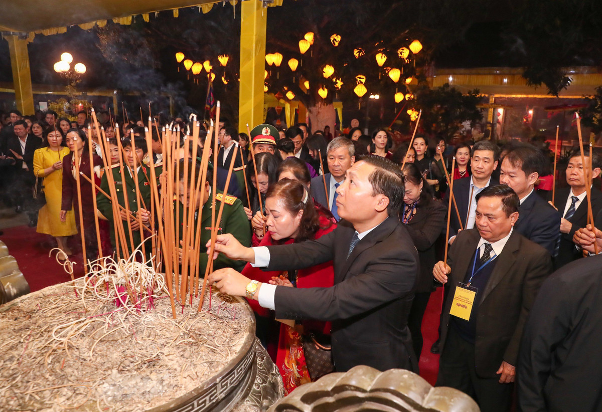 Phó Chủ tịch nước Võ Thị Ánh Xuân dâng hương đền Hai Bà Trưng - Hình 4 Pho Chu tich nuoc Vo Thi Anh Xuan dang huong den Hai Ba Trung-Hinh-4