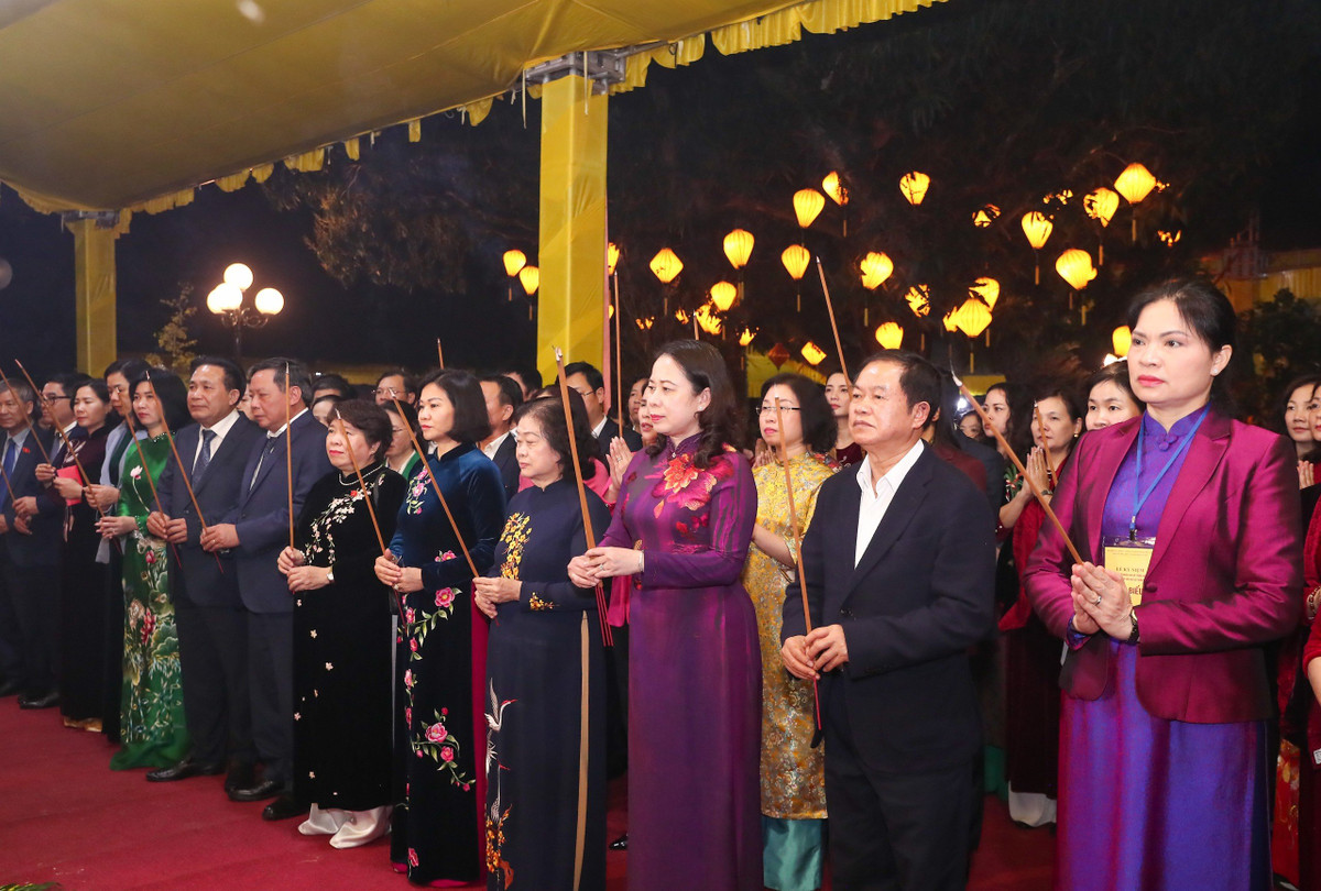 Phó Chủ tịch nước Võ Thị Ánh Xuân dâng hương đền Hai Bà Trưng - Hình 2 Pho Chu tich nuoc Vo Thi Anh Xuan dang huong den Hai Ba Trung-Hinh-2