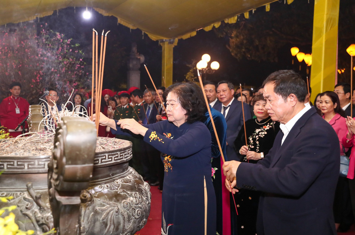 Phó Chủ tịch nước Võ Thị Ánh Xuân dâng hương đền Hai Bà Trưng - Hình 3 Pho Chu tich nuoc Vo Thi Anh Xuan dang huong den Hai Ba Trung-Hinh-3