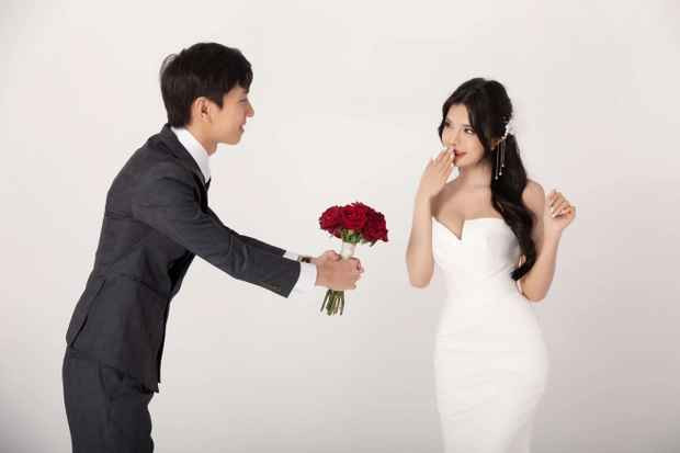 Mai Dora tên thật là Trương Vũ Quỳnh Mai, sinh năm 1995. Cô là hot girl khá nổi tiếng trên mạng xã hội đồng thời cũng là diễn viên trẻ tài năng, thường xuyên vào những vai nữ sinh học đường.