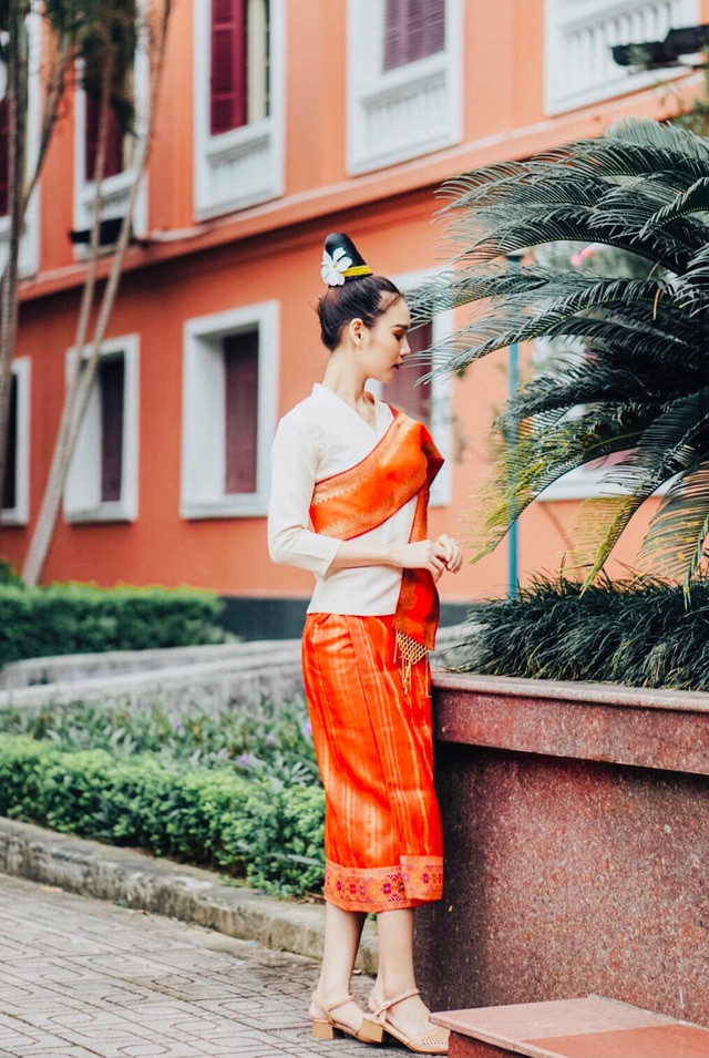 Theo tìm hiểu, Anna sinh ra trong một gia đình tri thức của nước Cộng hòa Dân chủ nhân dân Lào. Bố mẹ của nữ du học sinh này làm nghề bác sĩ và giáo viên.