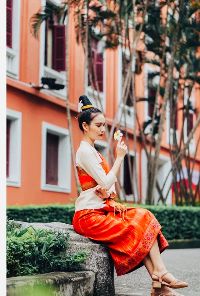 Nữ du học sinh Lào gây ấn tượng bằng bộ ảnh diện trang phục Chăm có tên Korsanon Thipphaphone (Anna) hiện là sinh viên năm thứ 2 ngành Kỹ thuật tài nguyên nước Trường Đại học Thủy Lợi.